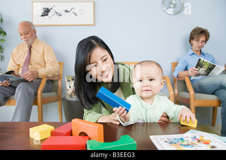 I pazienti in attesa in un ufficio medici Foto Stock
