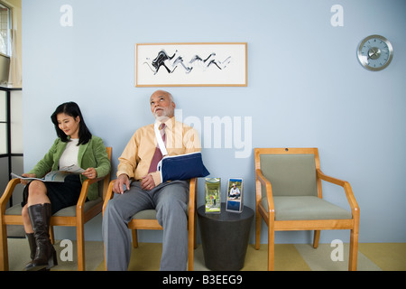I pazienti in attesa in un ufficio medici Foto Stock