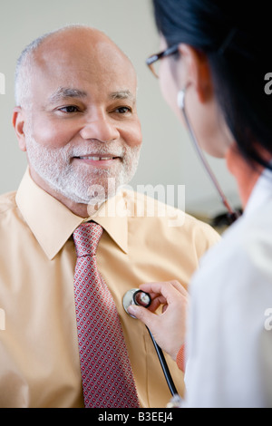 Un medico esamina un paziente Foto Stock