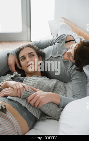 Due donne giacente sul letto Foto Stock