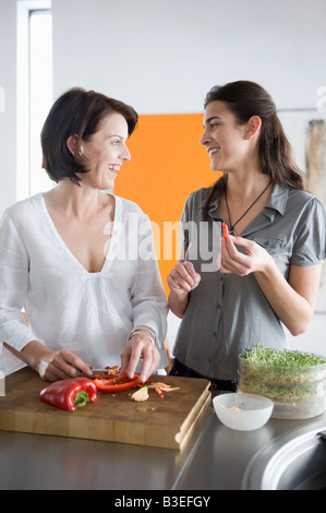 Madre e figlia e la preparazione di alimenti Foto Stock