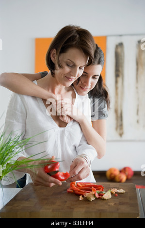 Madre e figlia e la preparazione di alimenti Foto Stock
