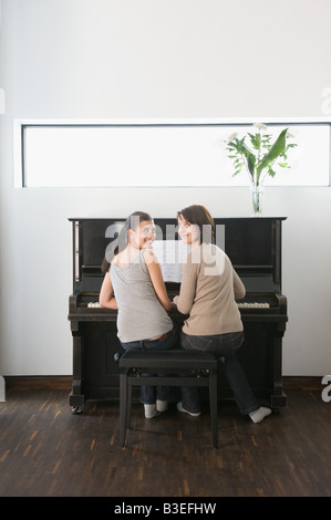 Madre e figlia al pianoforte Foto Stock