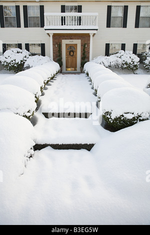 La casa e il giardino nella neve Foto Stock