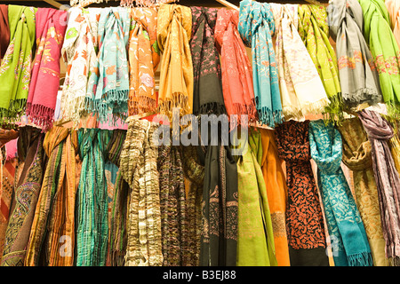 Sciarpe in grand bazaar Foto Stock