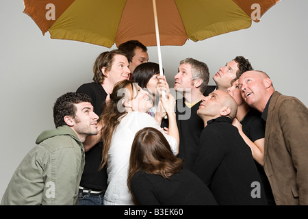 Le persone sotto ombrellone Foto Stock