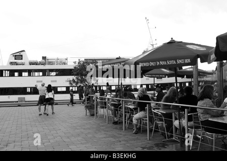 I turisti di barche e ristorante lungo Queen's Quay terminale nel porto di Toronto Foto Stock