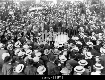 Prima guerra mondiale / prima guerra mondiale, scoppio di guerra, Germania, secondo tenente von Vieban dell'imperatore 1st Alexander Guards Grenadiers annunciando lo stato della minaccia imminente di guerra, Unter den Linden, Berlino, pomeriggio, 31.7.1914, Prima guerra mondiale / WWI, WW1, guardie prussiane, guardie tenente, inizio della guerra, folla, Folle, folla di persone, guardie reggimento granatiere, reggimento di guardia, per leggere sth., per leggere ad alta voce, per smistare sth., chiamare, chiamare, leggere, chiamare fuori, chiamato, leggere, leggere, leggere, militari, soldati, soldato, pubblico, pubblico, Prussia, Ger, Foto Stock