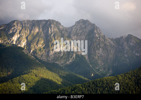 Luce della Sera fa capolino tra le nuvole dopo aver variato meteo nei monti Tatra vicino a Zakopane (Polonia). Foto Stock