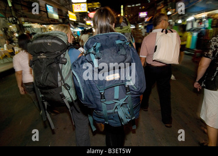 Bacpackers su Khao San Road di Bangkok, Tailandia. Foto Stock