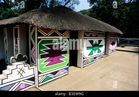 Casa, alloggiamento, forme geometriche colorate, motivi, tradizionale capanna Ndebele, Etnico, cultura, viaggi, edilizia, Sudafrica, villaggio a tema Foto Stock