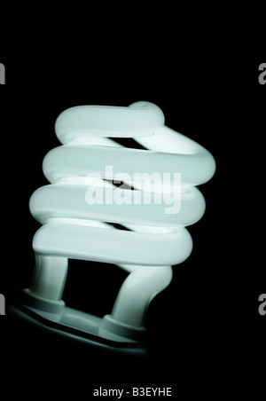 Compatta a risparmio energetico per lampade fluorescenti da vicino un'alternativa ecologica ai tradizionali lampadine Foto Stock