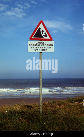 Avviso di pericolo segno di erosione costiera vicino Ulrome costa orientale dello Yorkshire Regno Unito Foto Stock