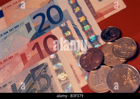 Euro le banconote e le monete di una faccia di ciascuna denominazione Foto Stock