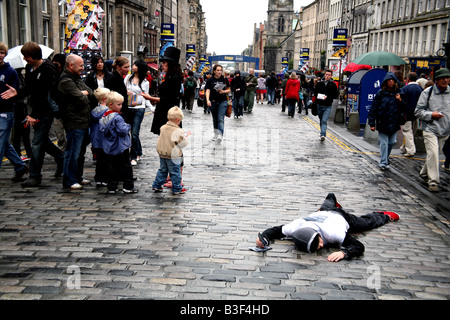 Edinburgh Fringe Festival esecutore suona morto sul Royal Mile a distribuire volantini Foto Stock