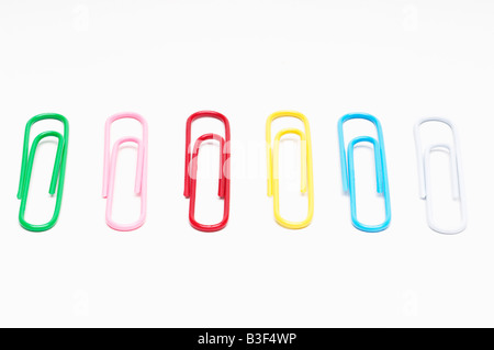 Fila di multi colore clip di carta Foto Stock