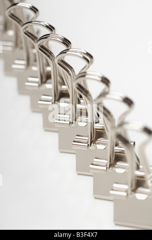 Riga di legante clip su sfondo bianco Foto Stock