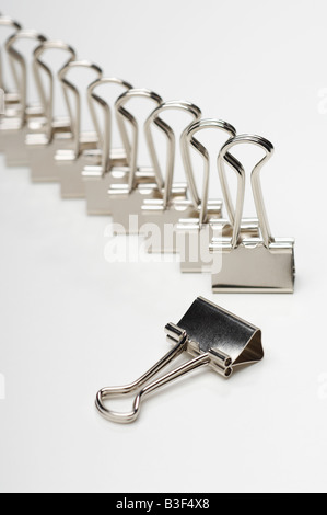 Riga di legante clip su sfondo bianco Foto Stock