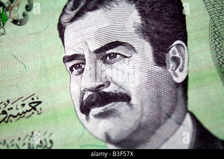 Nota banca dall'Iraq con ritratto dell ex dittatore Saddam Hussein Foto Stock