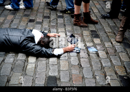 Edinburgh Fringe Festival attore gioca morti per distribuire volantini Foto Stock