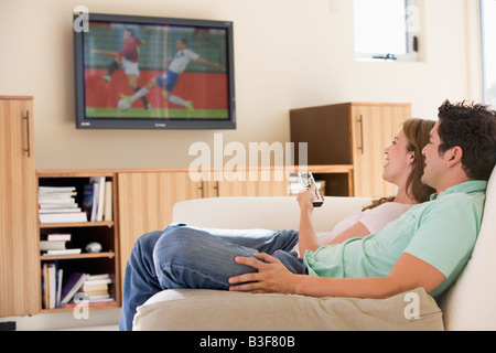 Matura in soggiorno a guardare la televisione Foto Stock