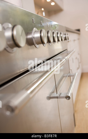 Cucina vuota con focus sui quadranti di stufa Foto Stock