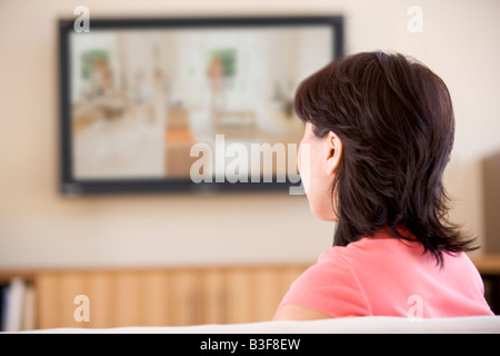 Donna di guardare la televisione Foto Stock