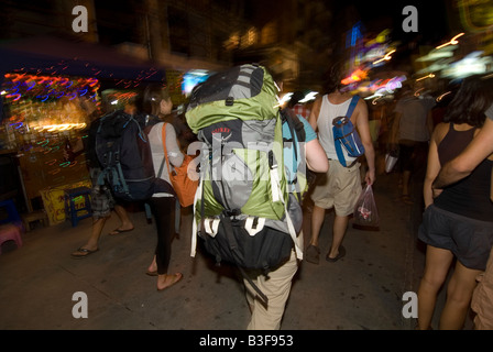 Bacpackers su Khao San Road di Bangkok, Tailandia. Foto Stock