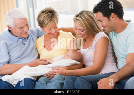 Famiglia in soggiorno con il bambino sorridente Foto Stock