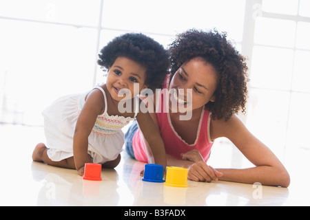 Madre e figlia in interni a giocare e sorridente Foto Stock