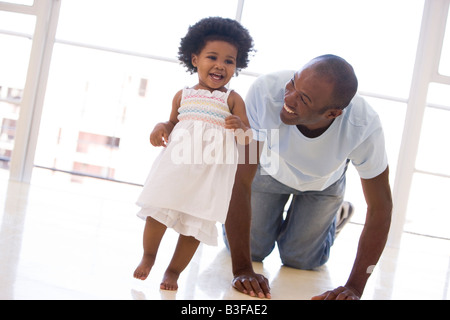 Padre e figlia in interni a giocare e sorridente Foto Stock