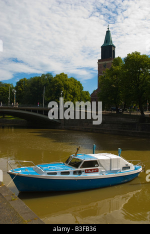 In barca sul fiume Aurajoki con la cattedrale in background in Turku Finlandia Europa Foto Stock