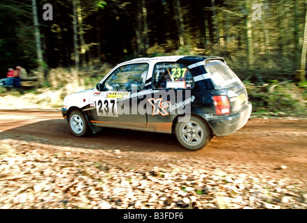 Nissan Micra Rally Car velocizzando il passato Foto Stock