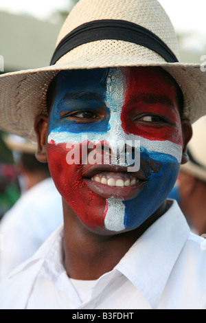 Il carnevale partecipante con bandiera dominicana sul suo volto di eseguire durante il Santo Domingo Carnevale, Repubblica Dominicana Foto Stock