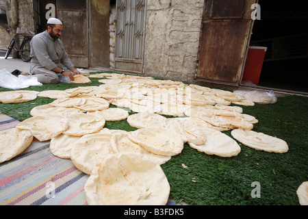 Uomo che fa pane arabo in un tradizionale panificio, Siria Foto Stock