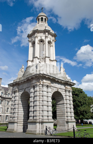 Il campanile, la piazza del Parlamento, il Trinity College di Dublino. Foto Stock