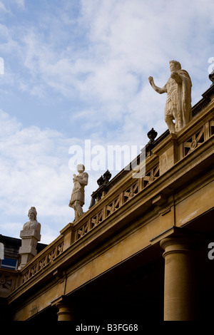 Statue romane presso le Terme Romane a Bath, Inghilterra Foto Stock