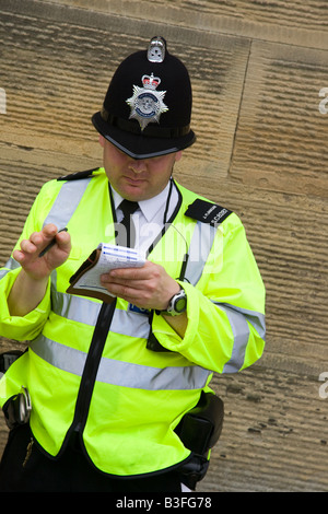 Un poliziotto di carta del notebook; funzionario di polizia a Chatsworth Country Fair Derbyshire, poliziotti (testa e spalle) criminalità registrazione informazioni incidente. Foto Stock