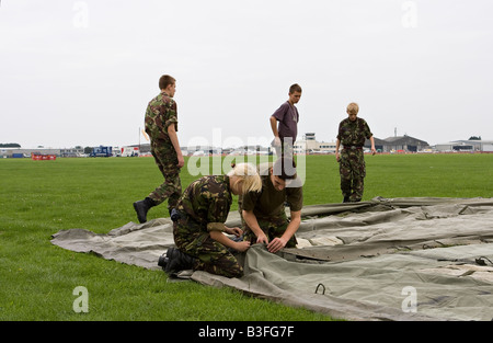 Esercito di giovani cadetti mettendo tende a Rafa carità Shoreham Airshow Aeroporto Sussex England Foto Stock