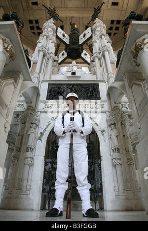 Dominican soldato di guardia il mausoleo di Cristoforo Colombo a Santo Domingo, Repubblica Dominicana Foto Stock