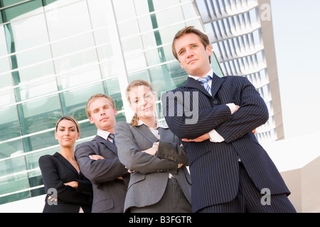 Quattro gli imprenditori in piedi all'aperto sorridente Foto Stock