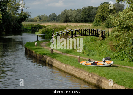 Il Kayak e marcia sulla banca al blocco Triggs, fiume Wey Navigazione, Surrey, Inghilterra, Foto Stock