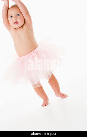 Il bambino in piedi in tutu Foto Stock