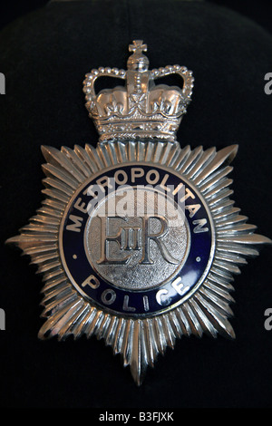 Casco distintivo del London Metropolitan Police Foto Stock