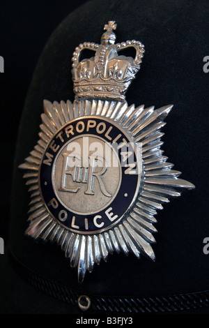 La Metropolitan Police di Londra bobby casco badge Foto Stock