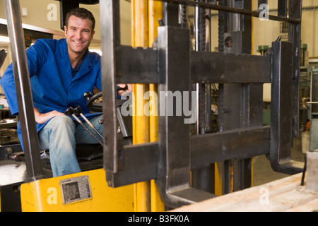 Lavoratore di magazzino nel carrello Foto Stock