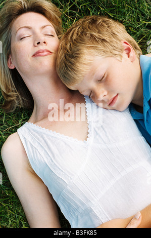 Madre e figlio giacente all'aperto dormire Foto Stock