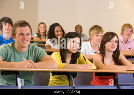 Gli studenti nella classe prestando attenzione e prendere appunti (profondità di campo) Foto Stock