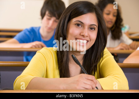 Studente in classe prendendo appunti (messa a fuoco selettiva) Foto Stock