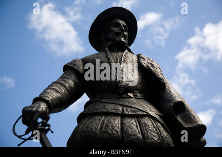 La statua di Sir Walter Raleigh a Greenwich, Inghilterra. Foto Stock